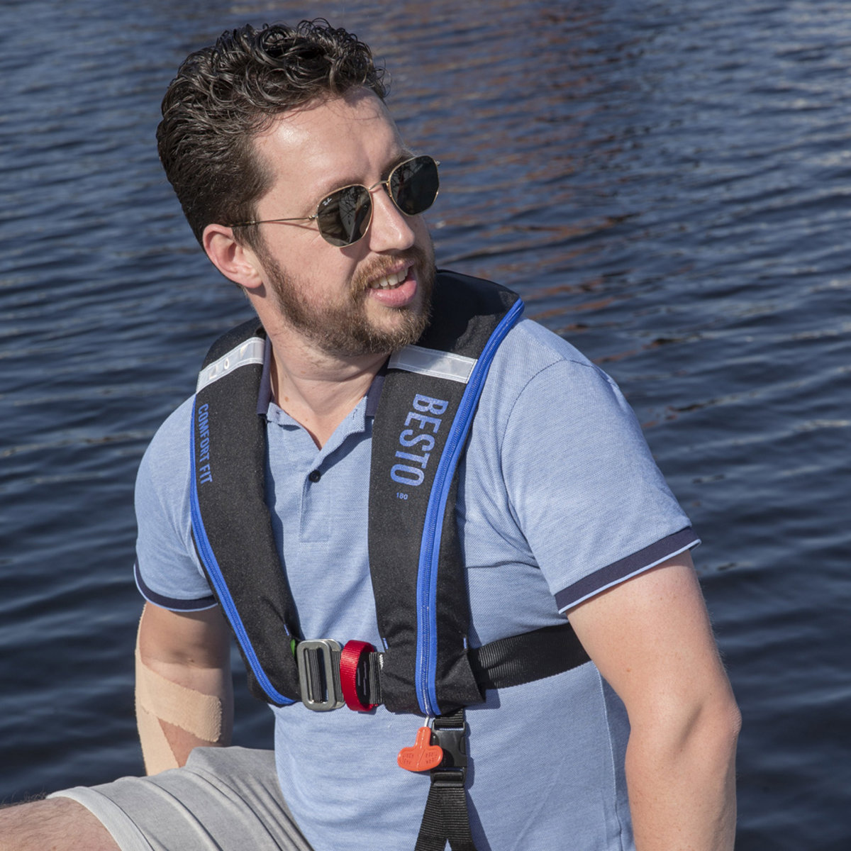 Besto Comfort Fit gilet de sauvetage automatique 180N noir/bleu avec harnais 4