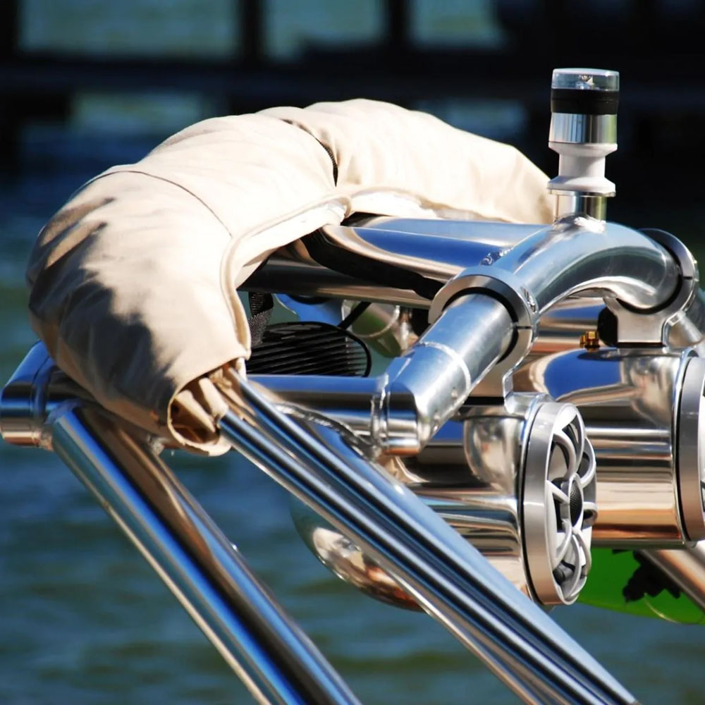 Monster MTE über dem schwarzen Bimini 4