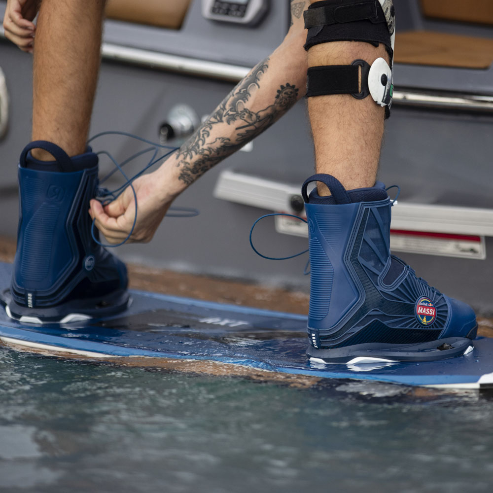Ronix ensemble de wakeboard RXT blackout technology 144 cm et chausses RXT red b 4