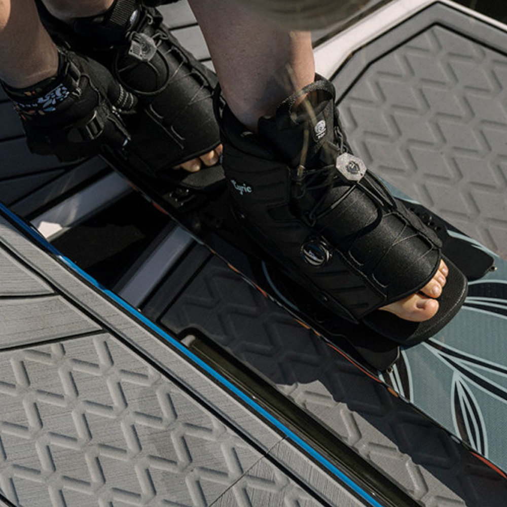 Radar Lyric BOA chausse de ski slalom avant feather frame 5