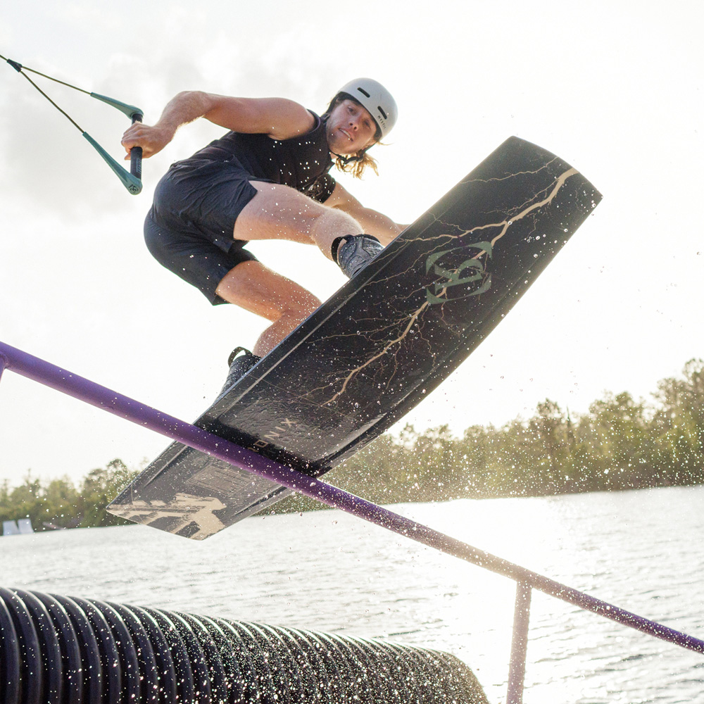 Ronix Utopia 151 cm ensemble de wakeboard avec chausses Kinetik 9