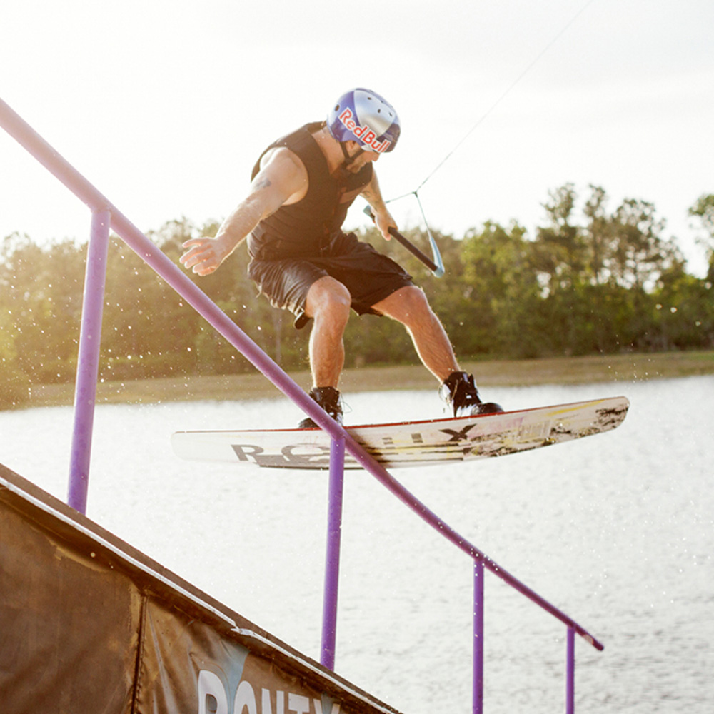Ronix Kinetik 156 cm ensemble de wakeboard avec chausses Kinetik 6