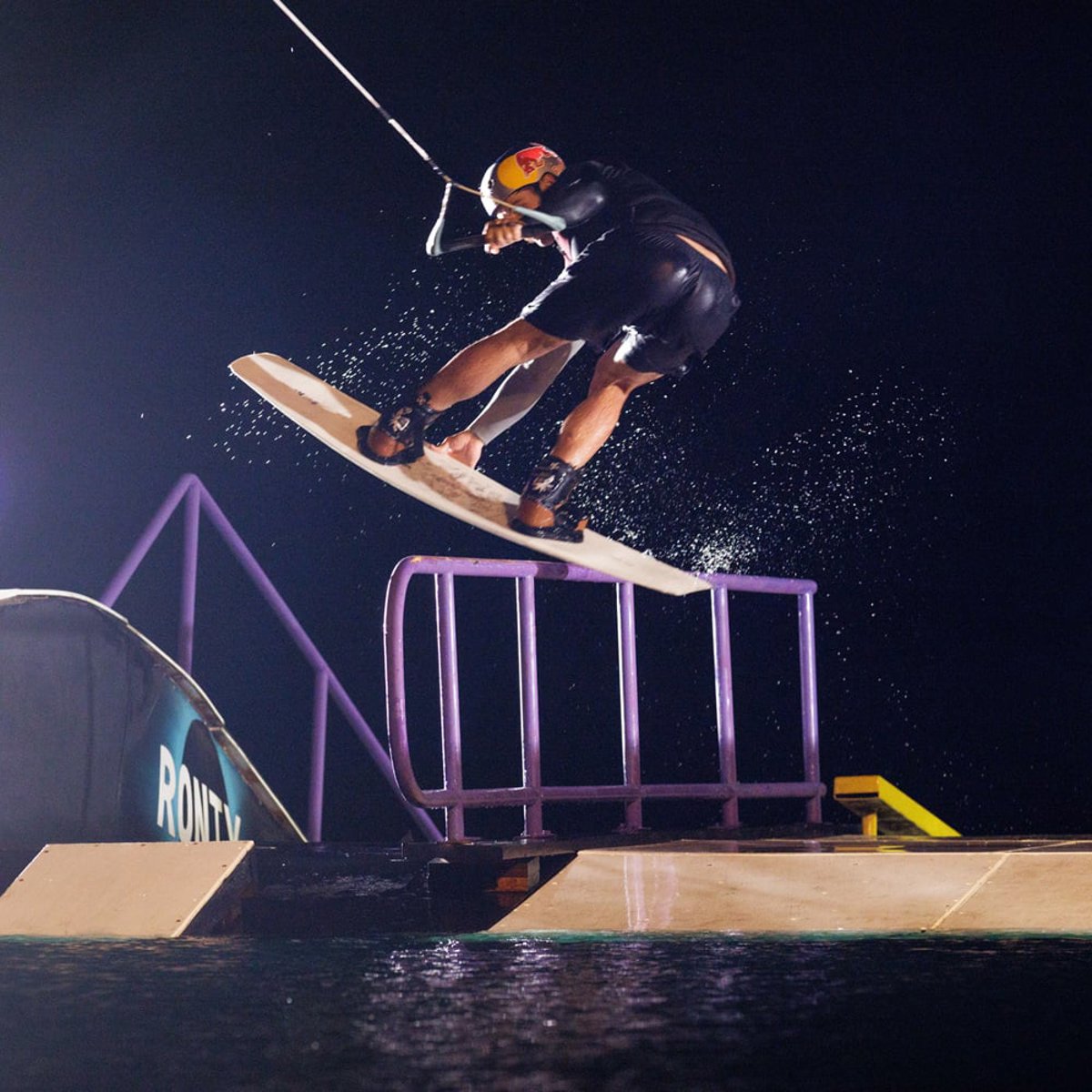 Ronix Pinpoint 152 cm ensemble de wakeboard avec chausses Kinetik 15