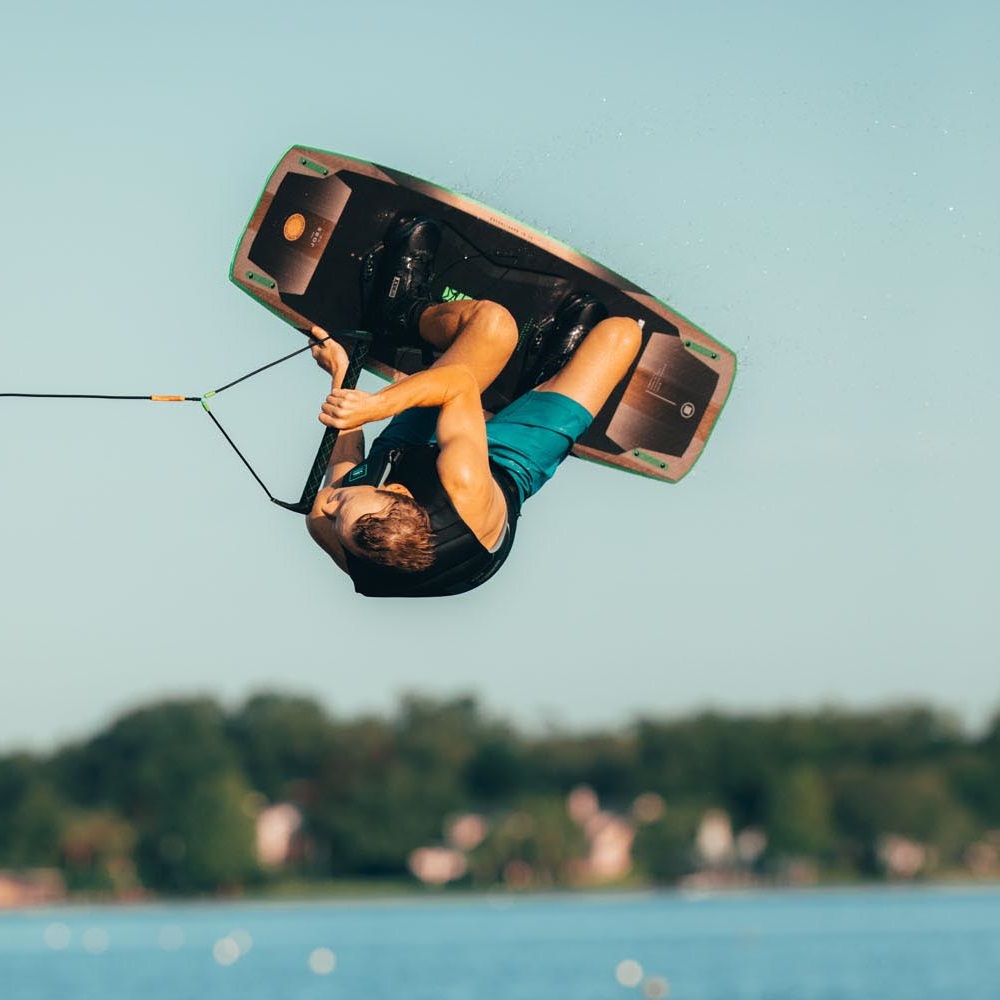 Jobe ensemble wakeboard Conflict 142cm & chausses Republik 4