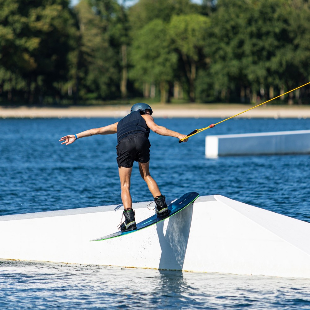 Jobe Reload wakeboard 144 cm avec chausses Charge 6