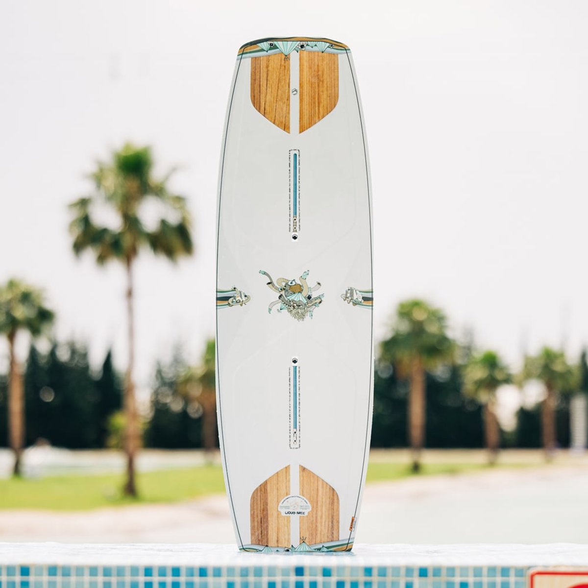 Liquid Force Ensemble de wakeboard Peak 141 cm avec fixations Peak 4d 21