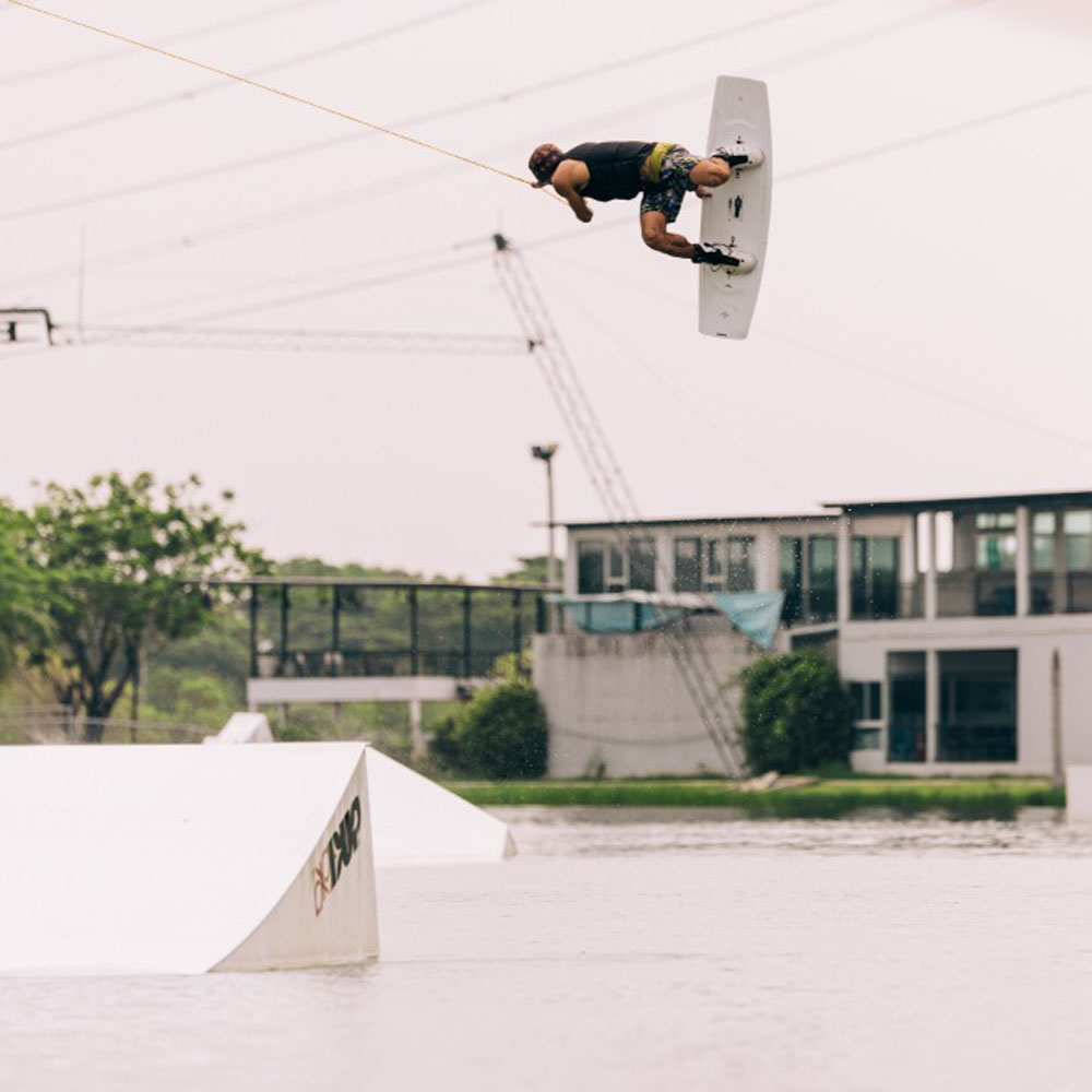 Liquid Force Grail wakeboard 153 cm avec chausses Aero 6X 9