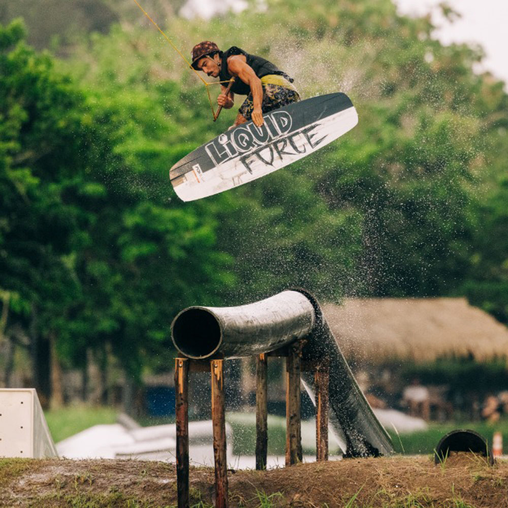 Liquid Force Tao wakeboard 145 cm avec chausses Tao 6X 9