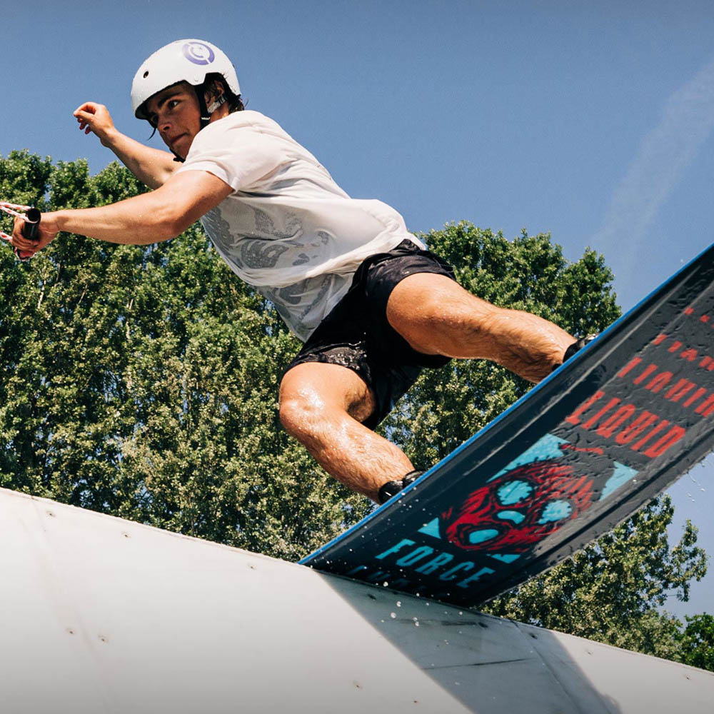 Liquid Force Apex 134 wakeboard 3