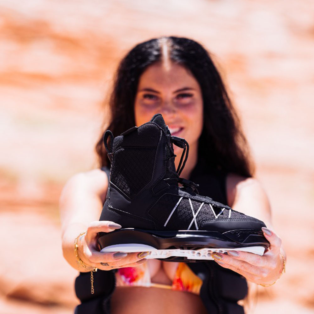 Liquid Force Set wakeboard Tao 145 cm con legature Tao 6x 6