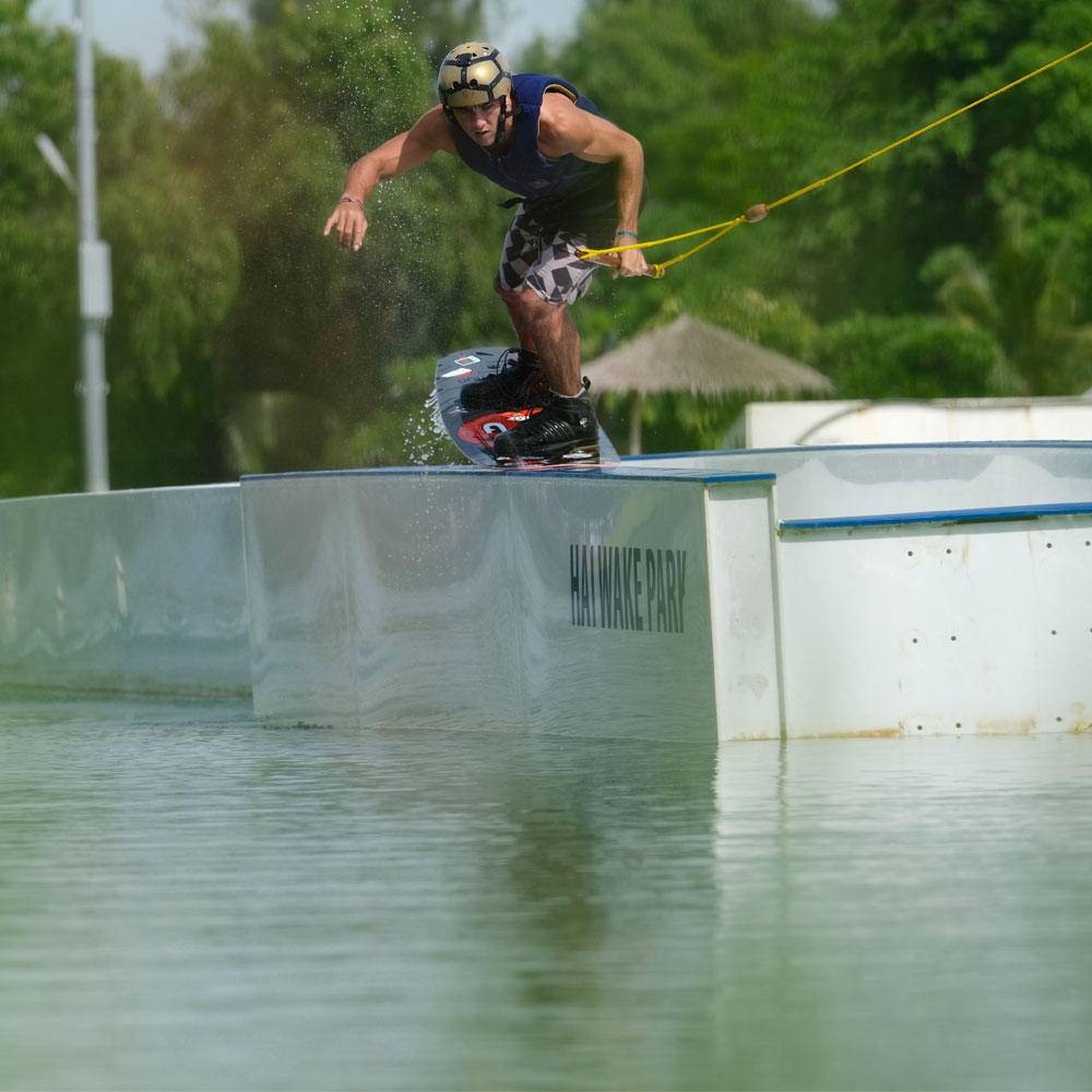 Liquid Force squad impact shield zwart 7